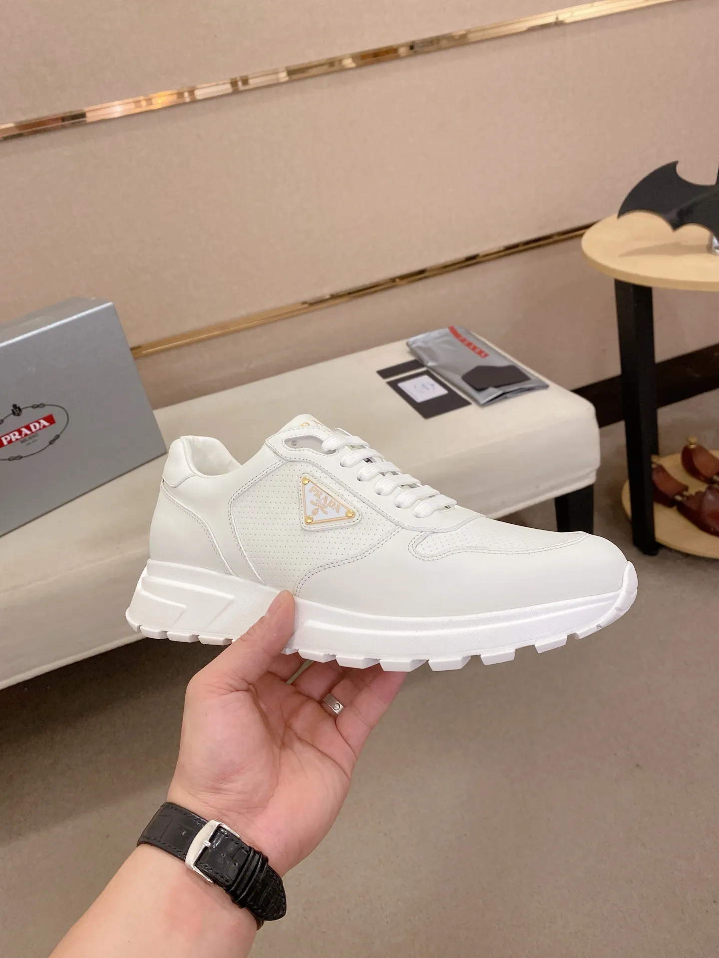 Men's shoes 💰 580💰 ✔️✔️✔️High-quality new PRADA counters are launched at the same time. The new men's shoes and 😘fabrics are selected from imported first-layer cowhide and are made by pure handcrafts. Lining: Full cowhide lining. 👍🏿 High-end ☄️ air-cushion molded anti-slip rubber outsole, exquisite lines, simple and elegant, comfortable and high-end for leisure travel. Code number: 38 to 44 (45 can be customized and cannot be returned or exchanged)
